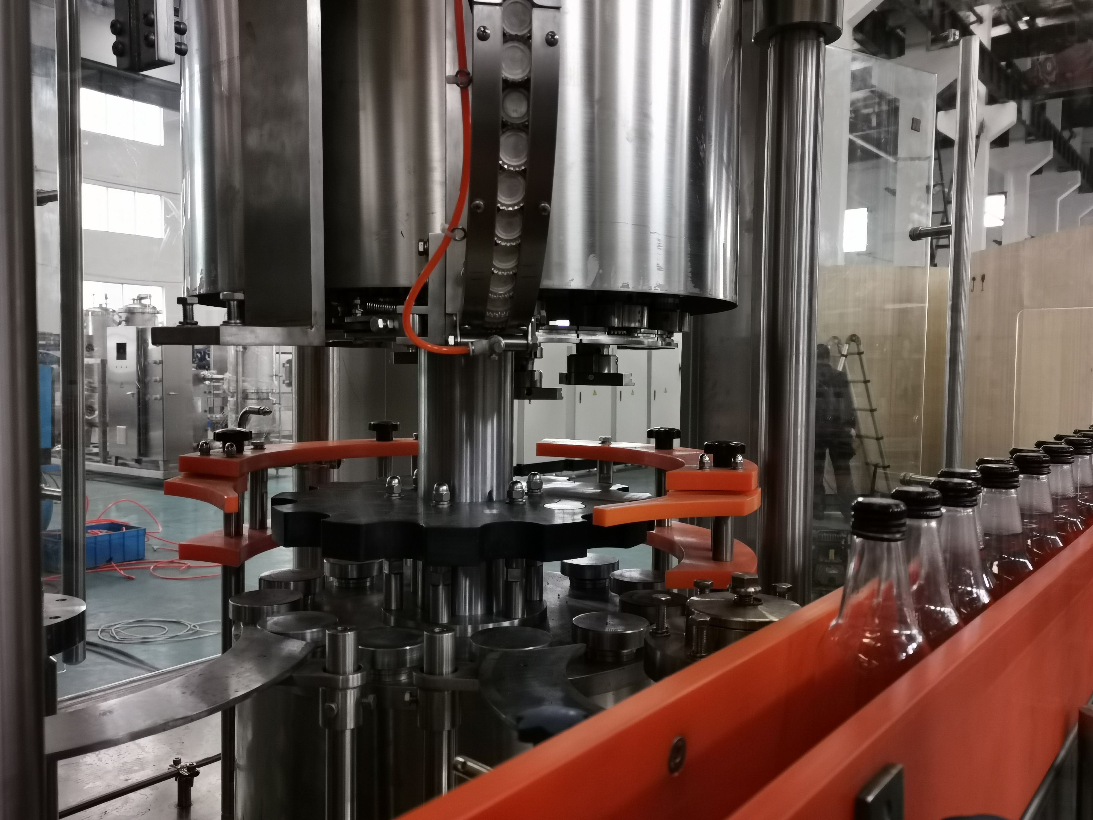 Verre / aluminium Bouteille en bouteille Boullage de la ligne de ropp de ligne complète et capuchon de la couronne et bouchon 