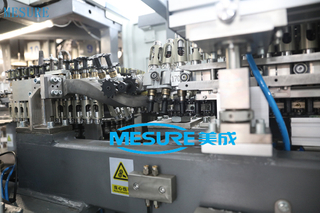 Machine combinée à capuche pour bouteilles pour animaux de compagnie | Ligne de remplissage en eau minérale personnalisée, grande efficacité et sortie