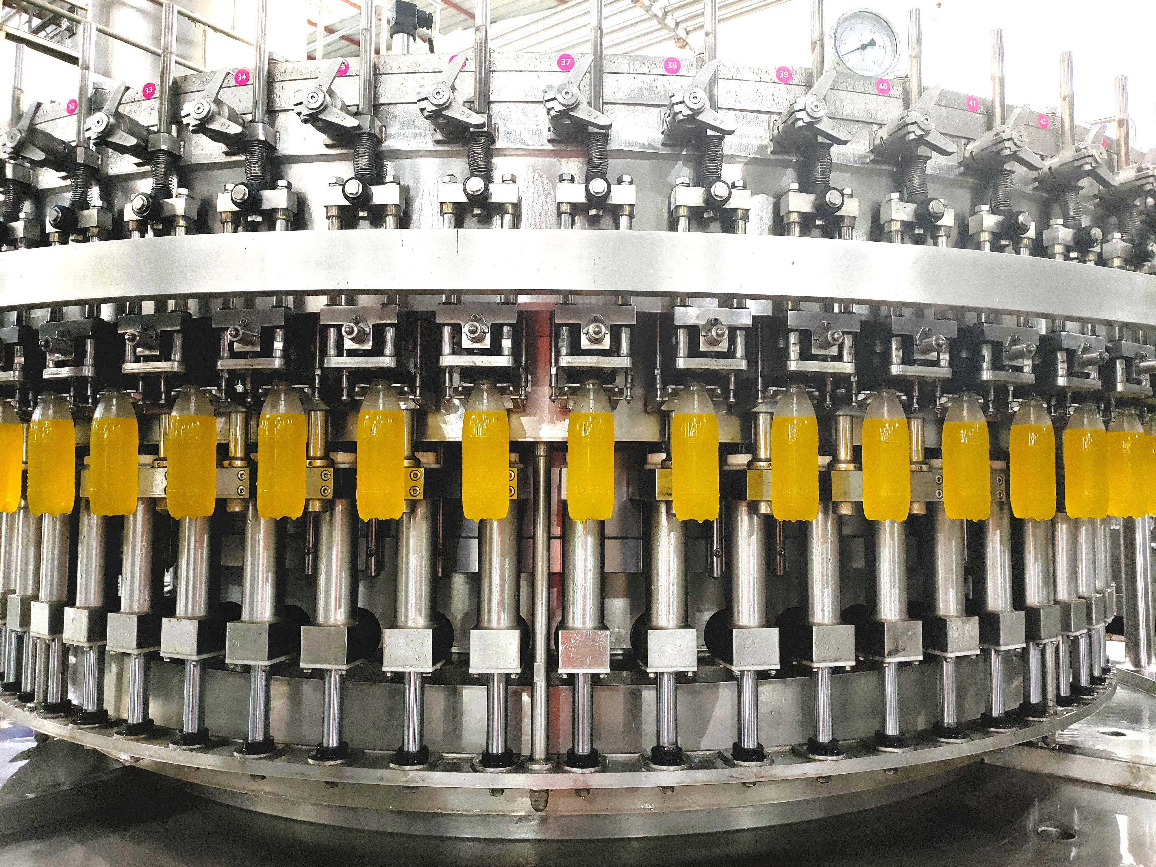 Machine combinée combinée pour les bouteilles pour animaux de compagnie de jus de jus | Ligne personnalisée, 12000 mb, haute efficacité