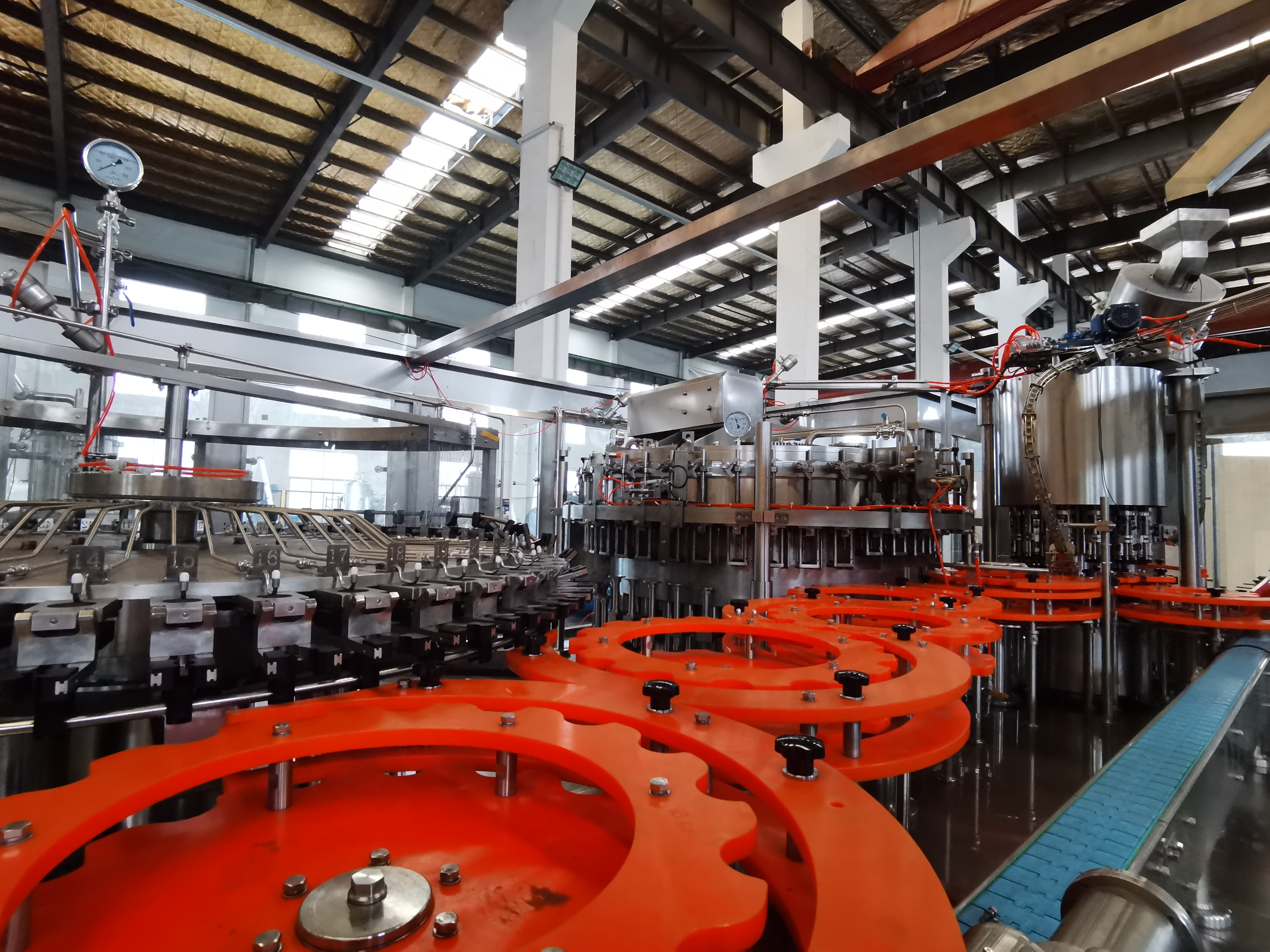 Verre / aluminium Bouteille en bouteille Boullage de la ligne de ropp de ligne complète et capuchon de la couronne et bouchon 
