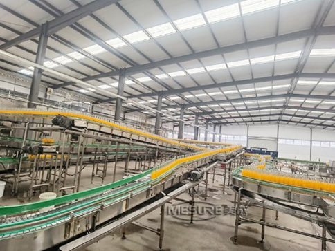 Machine combinée combinée pour les bouteilles pour animaux de compagnie de jus de jus | Ligne personnalisée, 12000 mb, haute efficacité