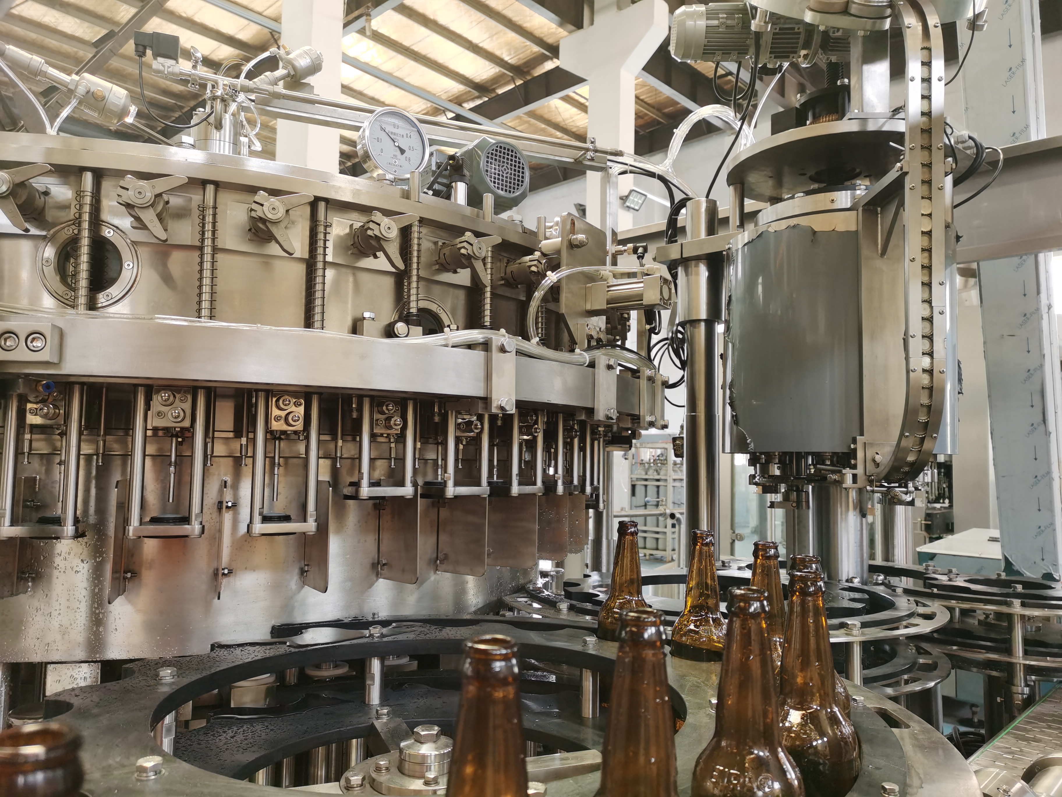 Coup de couronne machine à remplissage en bouteille en bouteille en verre 