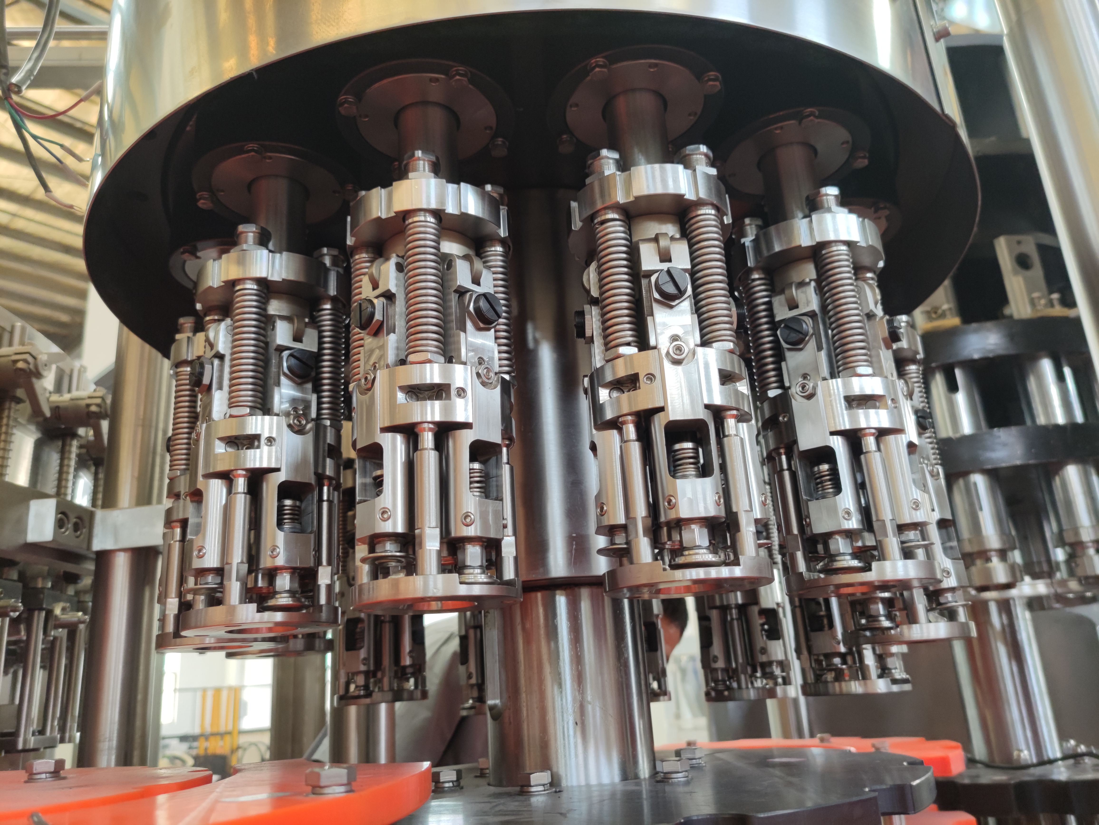 Précision remplissage de bière en verre automatisé ligne de remplissage de bière / solution clé en main à haute précision à haute précision 