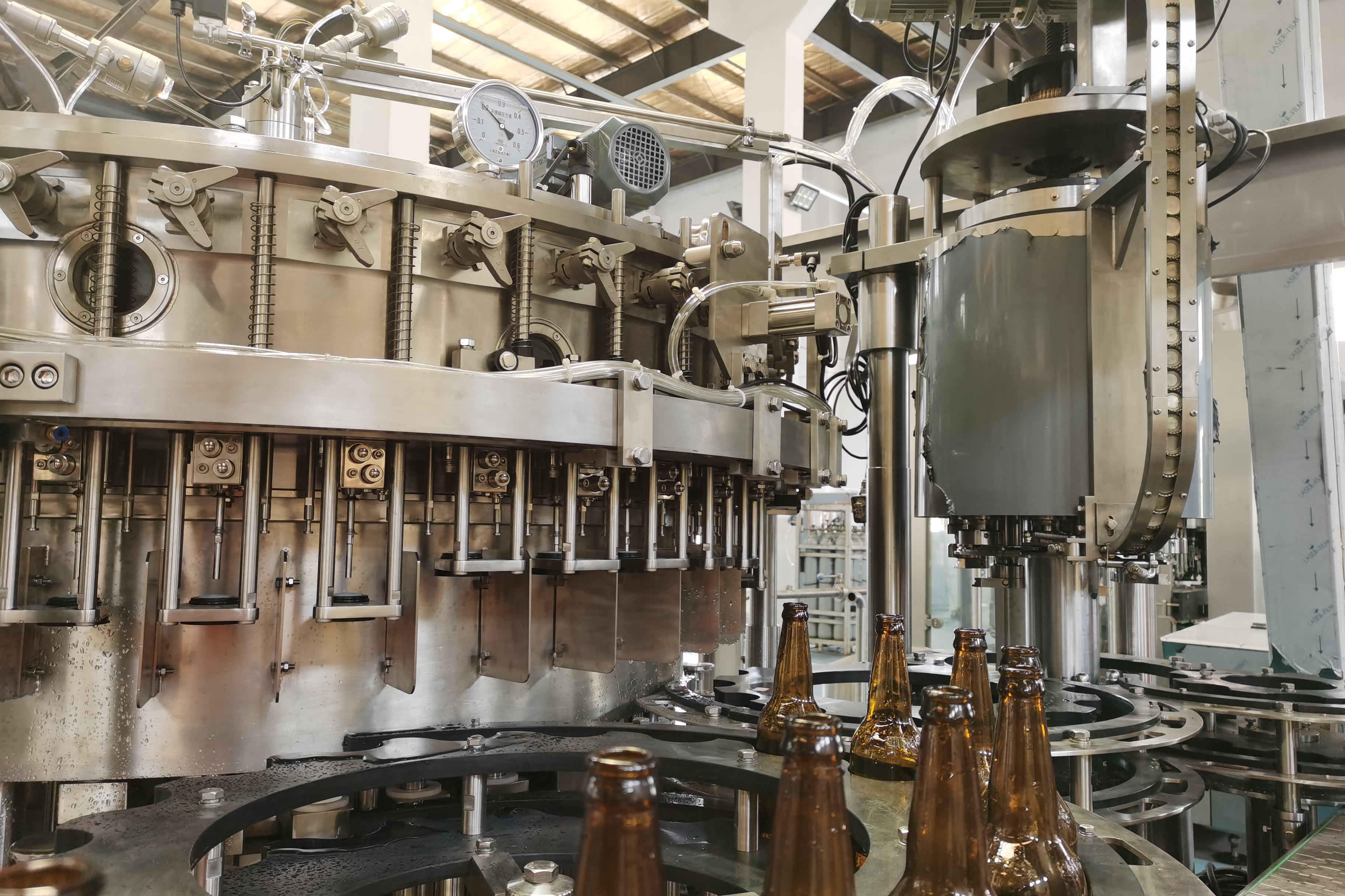 Coup de couronne machine à remplissage en bouteille en bouteille en verre 