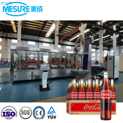 Bouteille en verre efficace étincelant des boissons gazeuses à la ligne de remplissage