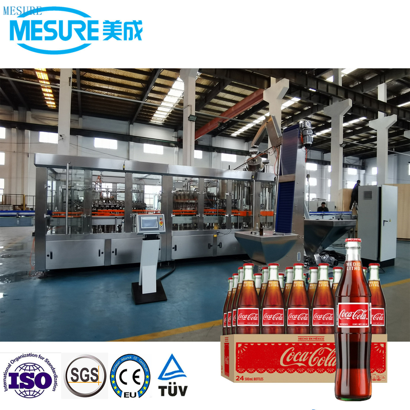 Bouteille en verre efficace étincelant des boissons gazeuses à la ligne de remplissage