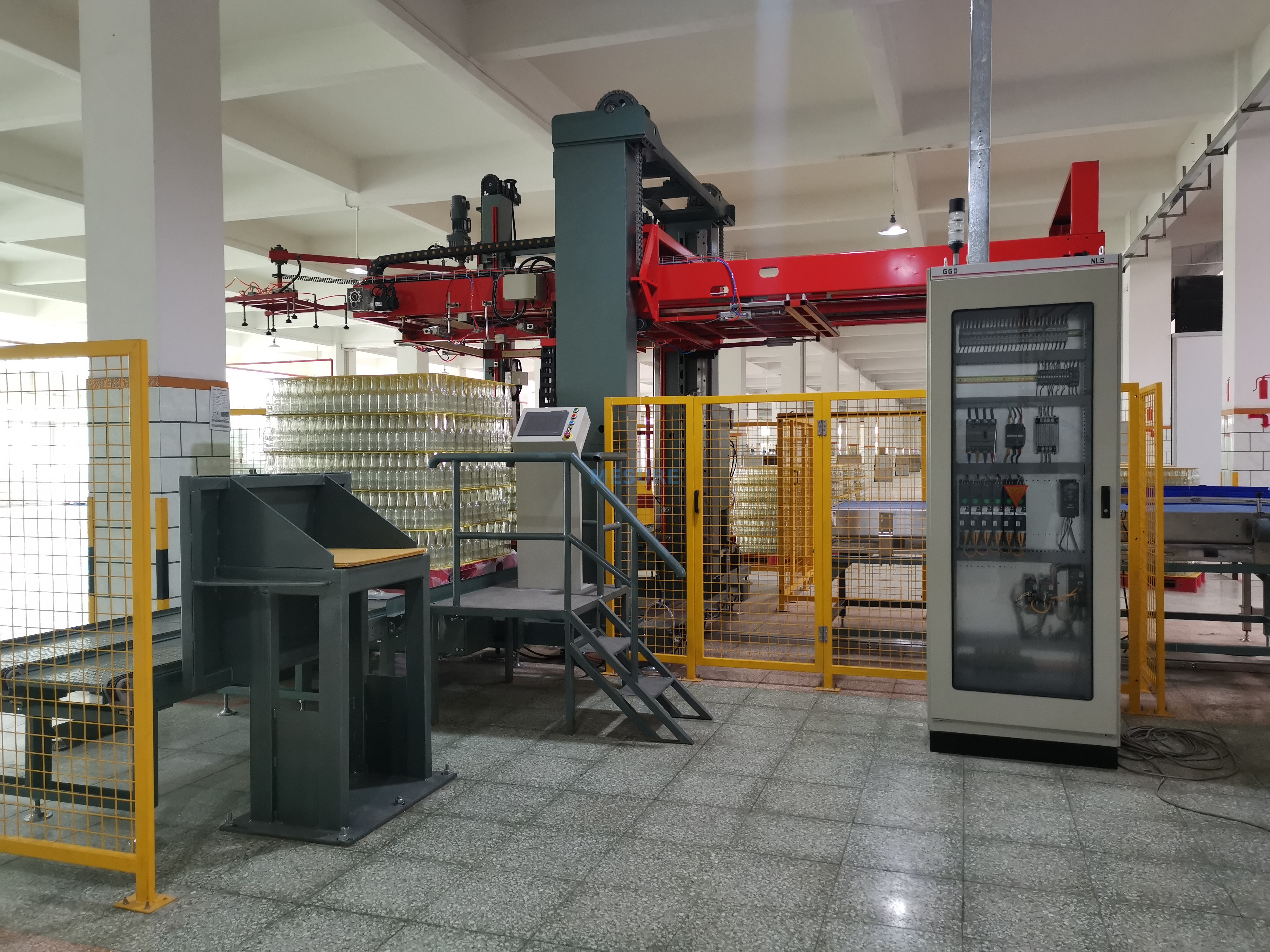 Type de colonne automatique Robot Gantin Carton Box boîtier Pack de 5 gallons en verre Barrel Empiler le système de palette de palette de palette de palette de palettiseur de départilateur à haute position Équipement de machine