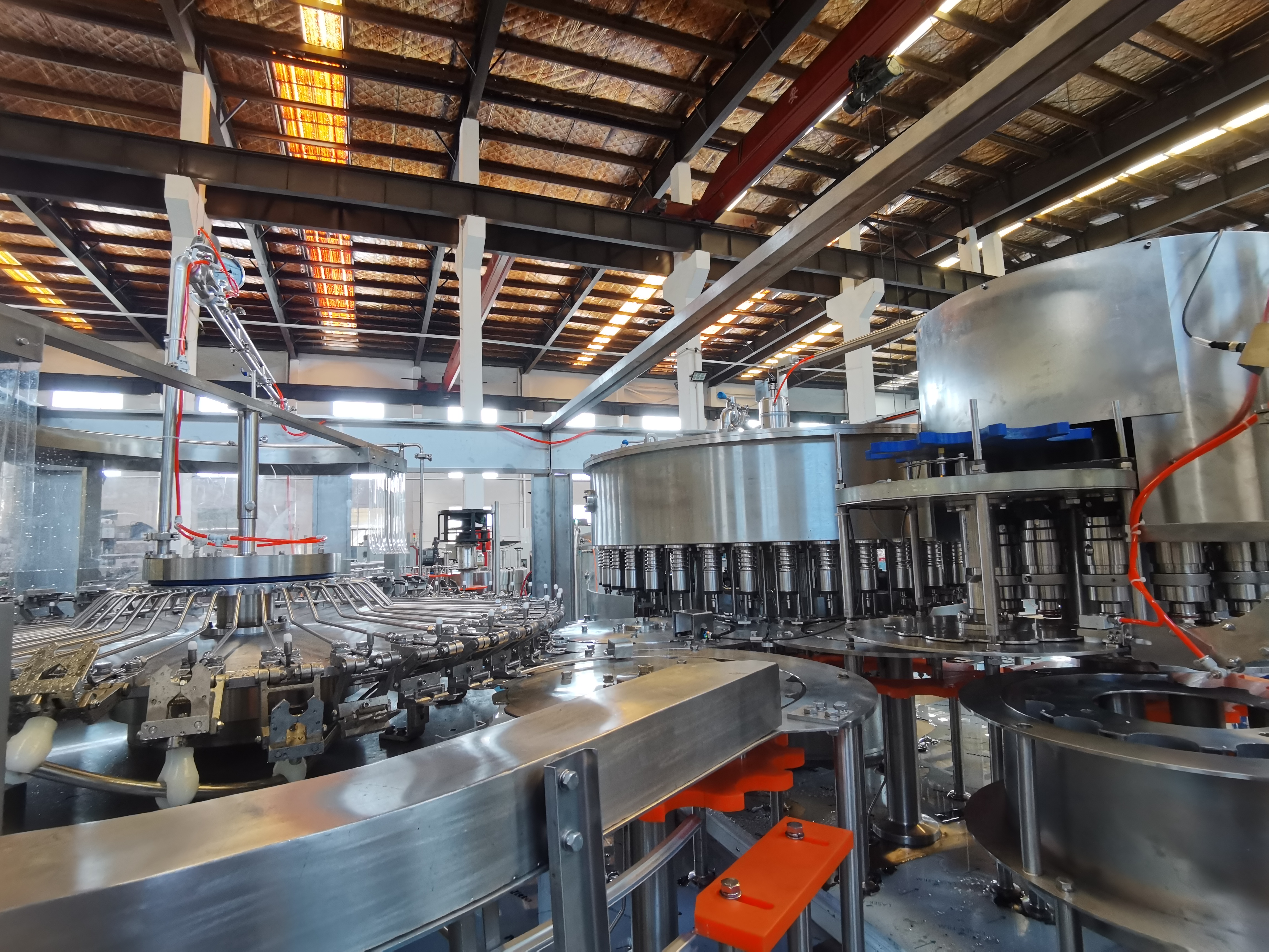 Précision remplissage de bière en verre automatisé ligne de remplissage de bière / solution clé en main à haute précision à haute précision 