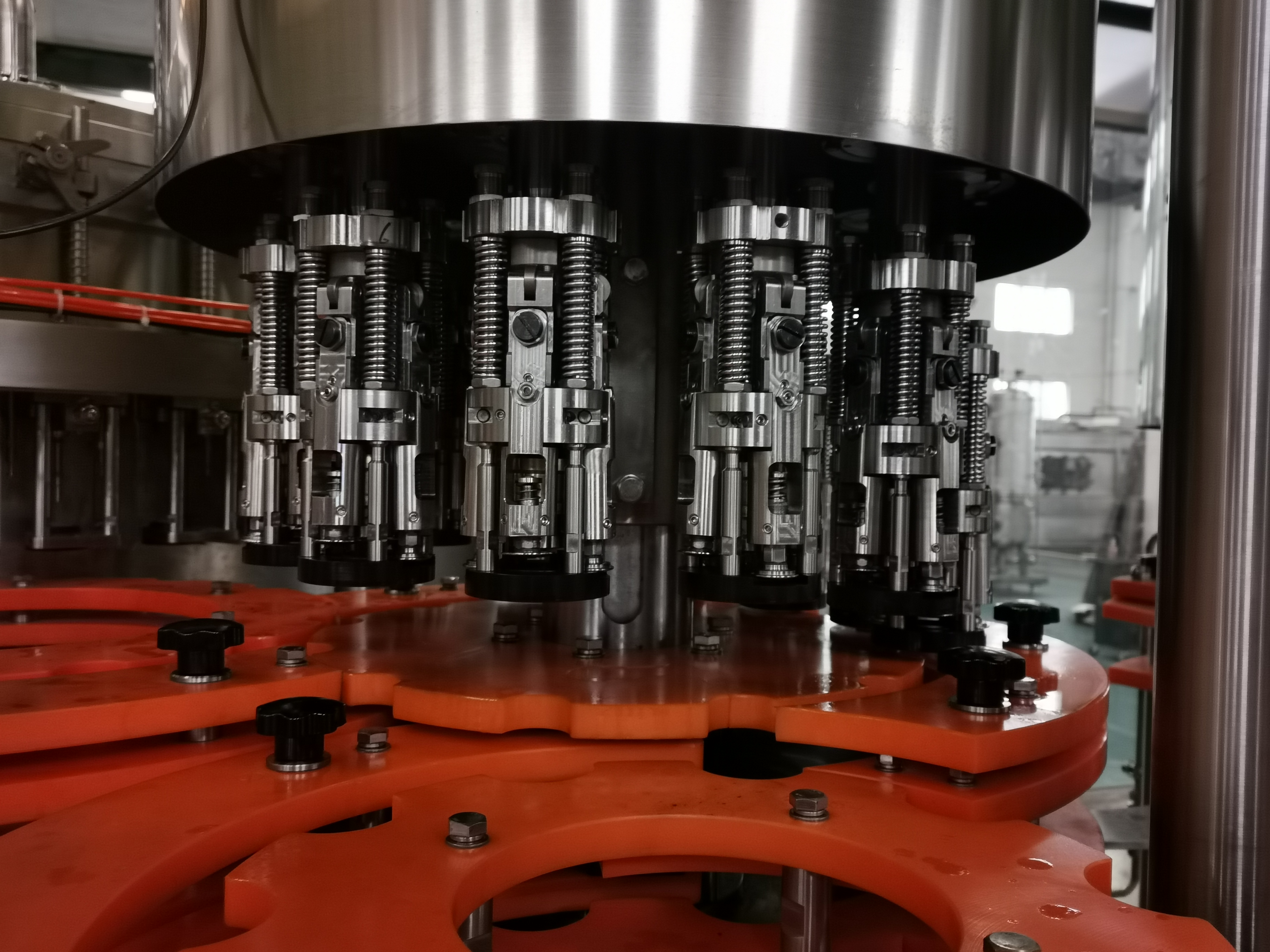 Verre / aluminium Bouteille en bouteille Boullage de la ligne de ropp de ligne complète et capuchon de la couronne et bouchon 